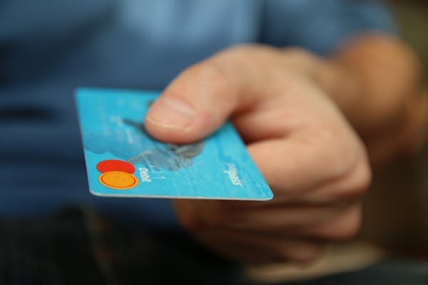 Carte bancaire mineur : gestion sécurisée pour les jeunes de 12 à 17 ans